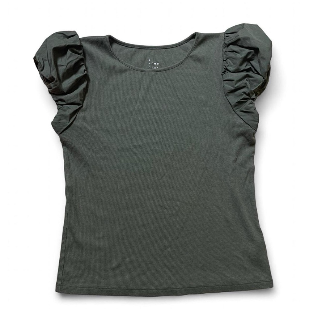 2/$7 deal
A New Day puff ruffle sleeve top in olive green M